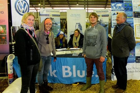 Regs staan Wilfred Chivell saam met sy span van Dyer Island Conservation Trust by hulle stalletjie tydens die Cape Floral Kingdom Ekspo